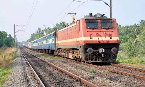 Andhra : बिकावोलु के पास ट्रेन में धुआं