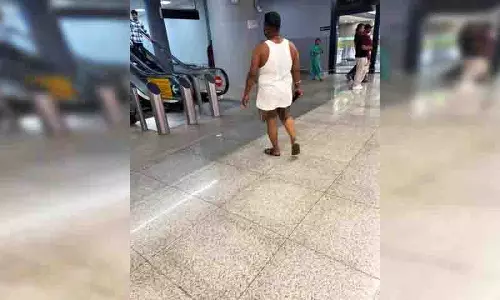 Airport पर बनियान और शॉर्ट्स पहने आदमी की वायरल तस्वीर ने नागरिक भावना पर बहस छेड़ दी
