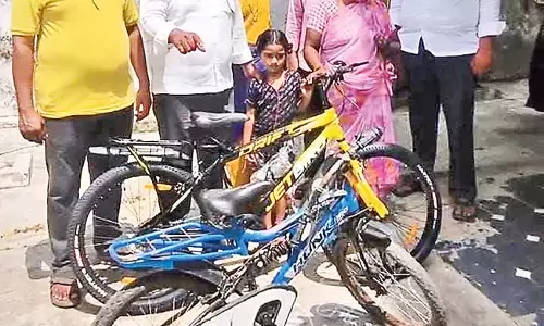 नारा लोकेश: YSRCP कार्यकर्ताओं की शरारती हरकतें एक छोटे बच्चे पर भी