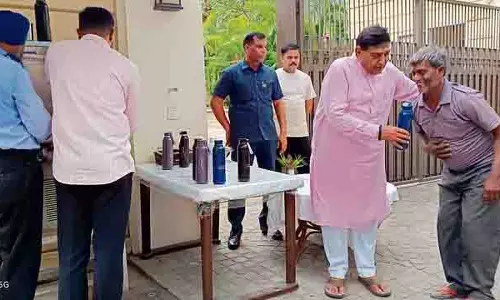 Jalandhar: ऑटो, ई-रिक्शा चालकों को थर्मस बोतलें दी गईं Jalandhar: ऑटो, ई-रिक्शा चालकों को थर्मस बोतलें दी गईं