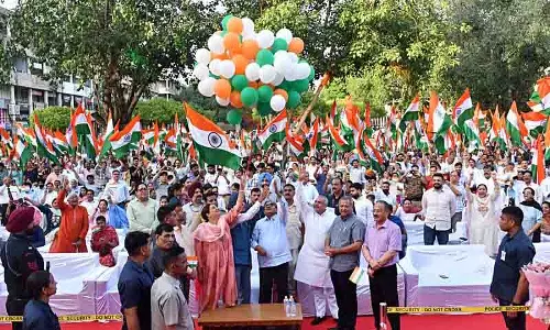 Operation Sindoor की सफलता का जश्न मनाने के लिए 100 फीट का तिरंगा लेकर रैली निकाली