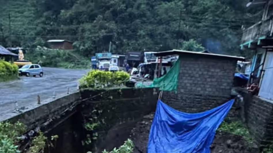Nagaland : कोहिमा के पास सड़क धंसने से NH-2 बंद, यातायात डायवर्ट किया गया Nagaland : कोहिमा के पास सड़क धंसने से NH-2 बंद, यातायात डायवर्ट किया गया