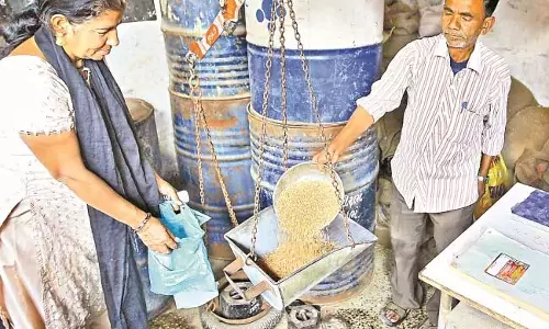 Andhra : राज्यभर में सस्ते दाम की दुकानों के माध्यम से राशन वितरण व्यवस्था शुरू हो गई Andhra : राज्यभर में सस्ते दाम की दुकानों के माध्यम से राशन वितरण व्यवस्था शुरू हो गई