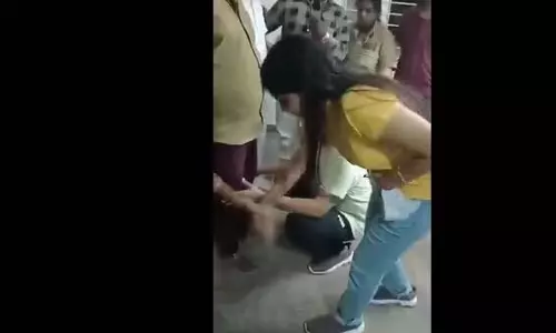 Karnataka: FIR के बाद महिला और पति ने मांगी माफी, ऑटो ड्राइवर के पैरों में गिरे Karnataka: FIR के बाद महिला और पति ने मांगी माफी, ऑटो ड्राइवर के पैरों में गिरे