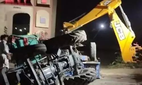 मुरैना में कराह धाम के पास ट्रैक्टर-ट्रॉली पलटने से पति और भाभी की मौत, 25 अन्य घायल मुरैना में कराह धाम के पास ट्रैक्टर-ट्रॉली पलटने से पति और भाभी की मौत, 25 अन्य घायल