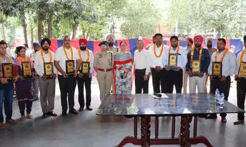 Jalandhar: अधिकारियों को गर्मजोशी से विदाई दी गई Jalandhar: अधिकारियों को गर्मजोशी से विदाई दी गई