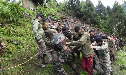 भूस्खलन से तीन जवानों की मौत, छह लापता