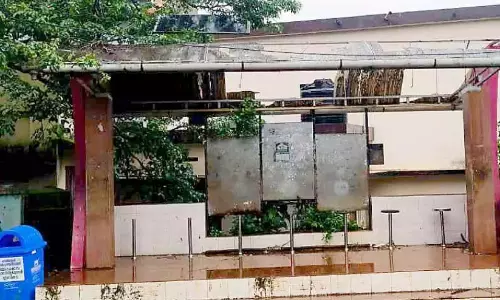 Kerala : चालिसारी में हाईटेक बस शेल्टर वर्षों से ध्वस्त पड़ा