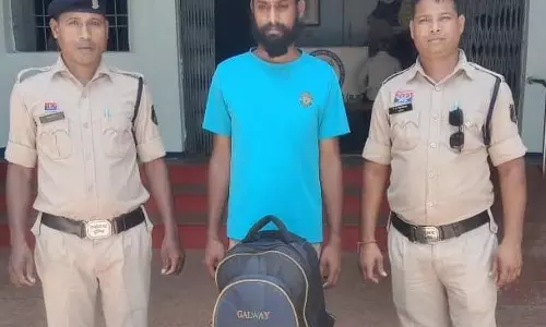 छत्तीसगढ़ ढाबा के पास शराब बेच रहा था, बैगधारी तस्कर अरेस्ट छत्तीसगढ़ ढाबा के पास शराब बेच रहा था, बैगधारी तस्कर अरेस्ट