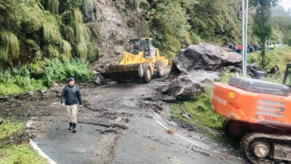 Sikkim : फंसे हुए पर्यटकों को निकालने का काम आज से शुरू होगा Sikkim : फंसे हुए पर्यटकों को निकालने का काम आज से शुरू होगा