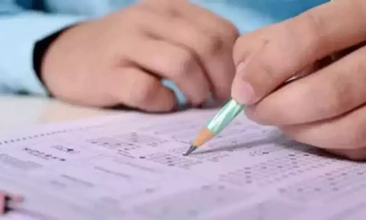 Andhra: कांस्टेबल पदों की लिखित परीक्षा आयोजित, एसपी ने केंद्रों का निरीक्षण किया Andhra: कांस्टेबल पदों की लिखित परीक्षा आयोजित, एसपी ने केंद्रों का निरीक्षण किया