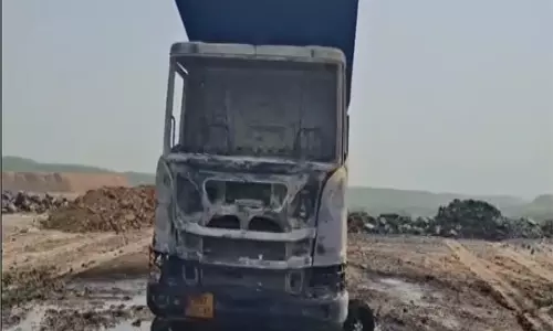 Jharkhand: हज़ारीबाग़ के केरेडारी में नक्सलियों ने दो खनन ट्रकों को आग के हवाले कर दिया