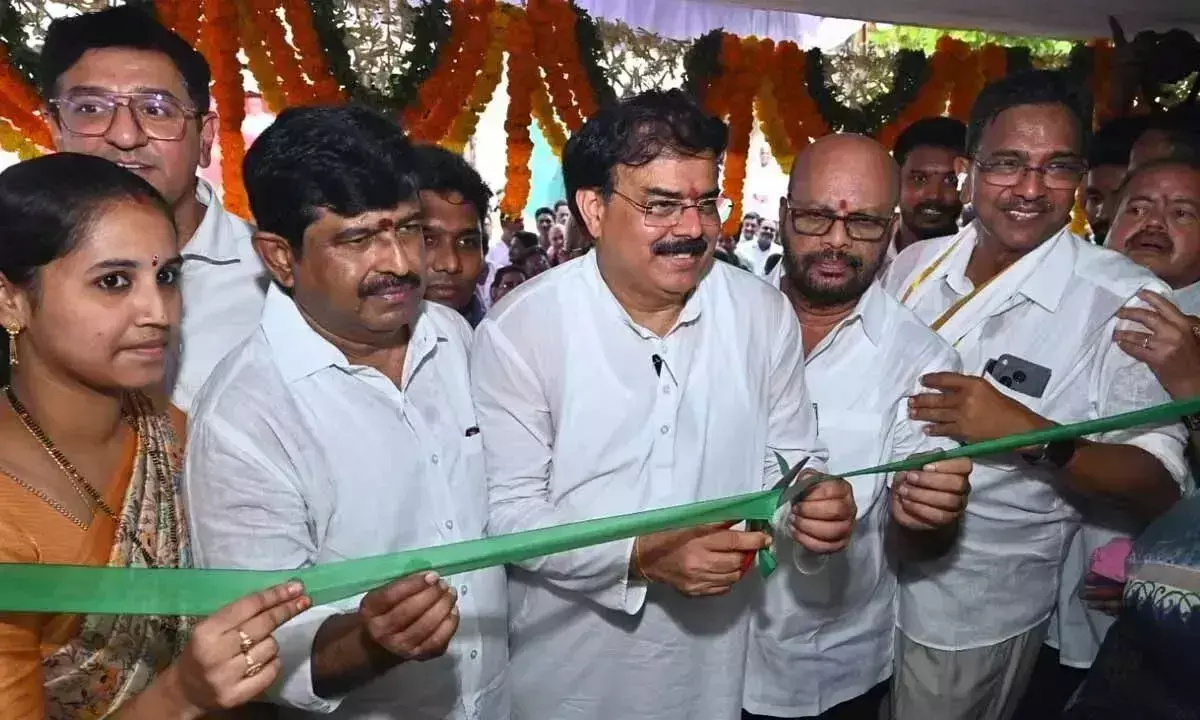 Andhra: मनोहर ने उचित मूल्य की दुकानों के माध्यम से राशन की आपूर्ति शुरू की Andhra: मनोहर ने उचित मूल्य की दुकानों के माध्यम से राशन की आपूर्ति शुरू की