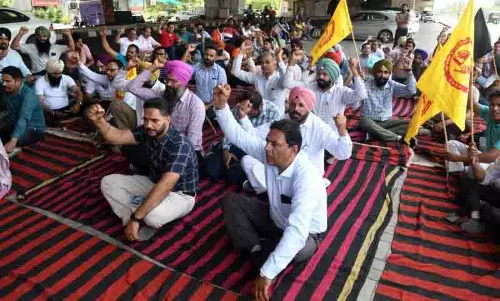 Ludhiana: कंप्यूटर शिक्षकों ने मांगे पूरी करने की मांग की Ludhiana: कंप्यूटर शिक्षकों ने मांगे पूरी करने की मांग की