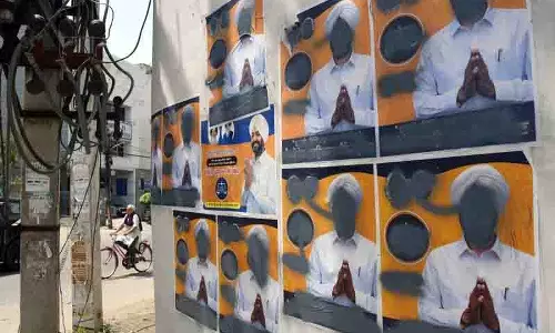 SAD उम्मीदवार के पोस्टर पर कालिख पोत दी गई SAD उम्मीदवार के पोस्टर पर कालिख पोत दी गई