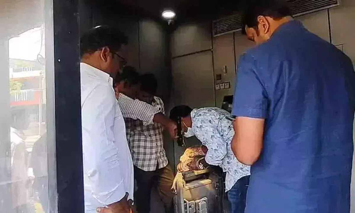 Telangana: आधी रात को एटीएम से 20 लाख रुपए चोरी Telangana: आधी रात को एटीएम से 20 लाख रुपए चोरी