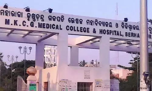 Odisha: एमकेसीजी मेडिकल कॉलेज एवं अस्पताल में रैगिंग के लिए हाउस सर्जनों पर 25-25 हजार रुपये का जुर्माना लगाया गया