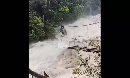 Arunachal Pradesh:उफनती नदी पार करने के लिए एक व्यक्ति ने रस्सी से बने पुल का इस्तेमाल किया