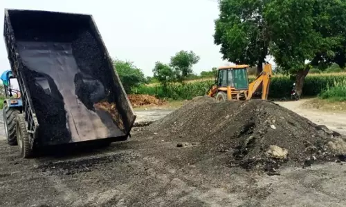 मनमानी पकड़ी गई, ठेकेदार भागा Plant ले जाकर