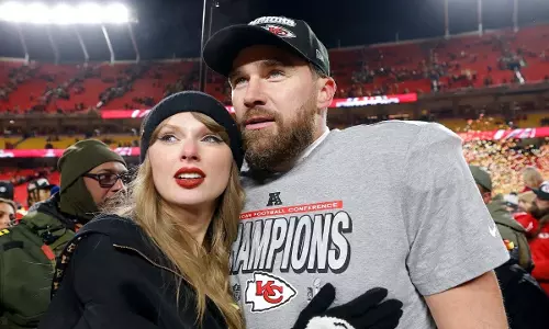 Taylor Swift ने सेलेना गोमेज़ के साथ NYC गर्ल्स नाइट में TNT ब्रेसलेट पहना Taylor Swift ने सेलेना गोमेज़ के साथ NYC गर्ल्स नाइट में TNT ब्रेसलेट पहना