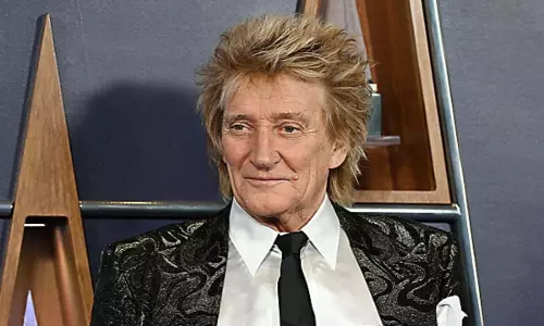 Sir Rod Stewart ने ग्लास्टनबरी प्रदर्शन से कुछ सप्ताह पहले लास वेगास शो स्थगित कर दिया