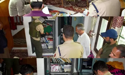 Kashmir: पुलिस ने सोपोर में जमात सहयोगी के आवास पर छापा मारा