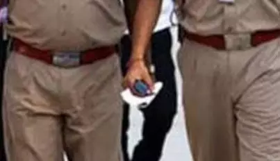 पुलिस अधिकारी पर सरेआम टूट पड़े लड़के, वर्दी फाड़ने के आरोप में तीन गिरफ्तार पुलिस अधिकारी पर सरेआम टूट पड़े लड़के, वर्दी फाड़ने के आरोप में तीन गिरफ्तार