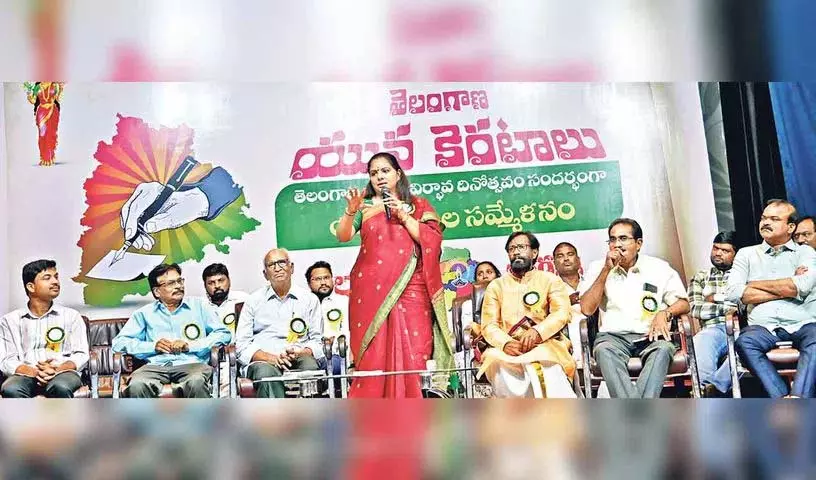 Hyderabad कवियों और लेखकों को सरकारों की कमियों पर बोलना चाहिए: कविता Hyderabad कवियों और लेखकों को सरकारों की कमियों पर बोलना चाहिए: कविता
