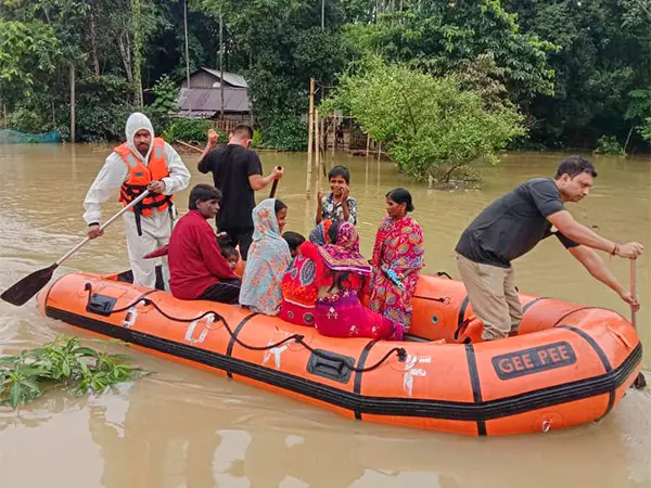 Assam बाढ़: मरने वालों की संख्या बढ़कर 11 हुई, 22 जिलों में 5.15 लाख से ज़्यादा लोग प्रभावित Assam बाढ़: मरने वालों की संख्या बढ़कर 11 हुई, 22 जिलों में 5.15 लाख से ज़्यादा लोग प्रभावित