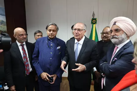 शशि थरूर के नेतृत्व में प्रतिनिधिमंडल ने की ब्राजील के उपराष्ट्रपति से मुलाकात, आतंकवाद के खिलाफ एकजुटता पर जोर शशि थरूर के नेतृत्व में प्रतिनिधिमंडल ने की ब्राजील के उपराष्ट्रपति से मुलाकात, आतंकवाद के खिलाफ एकजुटता पर जोर