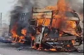 Haryana: शराब से भरे ट्रक में लगी आग,जिंदा जला ड्राइवर Haryana: शराब से भरे ट्रक में लगी आग,जिंदा जला ड्राइवर