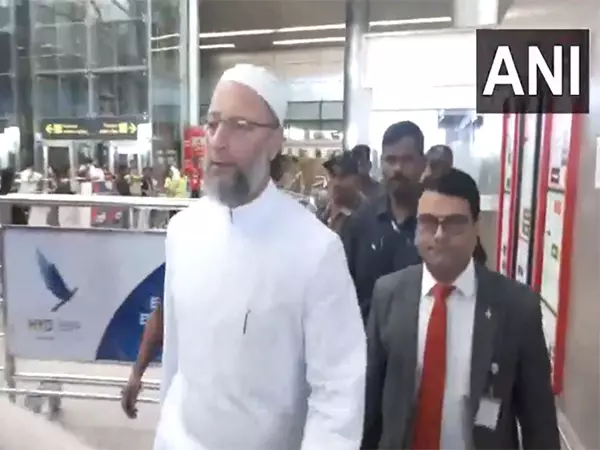 AIMIM सांसद ओवैसी 4 देशों की आतंकवाद विरोधी यात्रा पूरी कर हैदराबाद लौटे AIMIM सांसद ओवैसी 4 देशों की आतंकवाद विरोधी यात्रा पूरी कर हैदराबाद लौटे