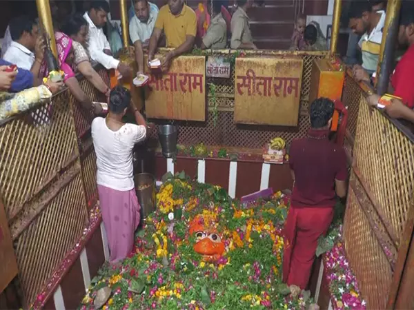 Prayagraj: ज्येष्ठ माह के चौथे मंगलवार को लेटे हनुमान मंदिर में भक्तों ने पूजा-अर्चना की Prayagraj: ज्येष्ठ माह के चौथे मंगलवार को लेटे हनुमान मंदिर में भक्तों ने पूजा-अर्चना की