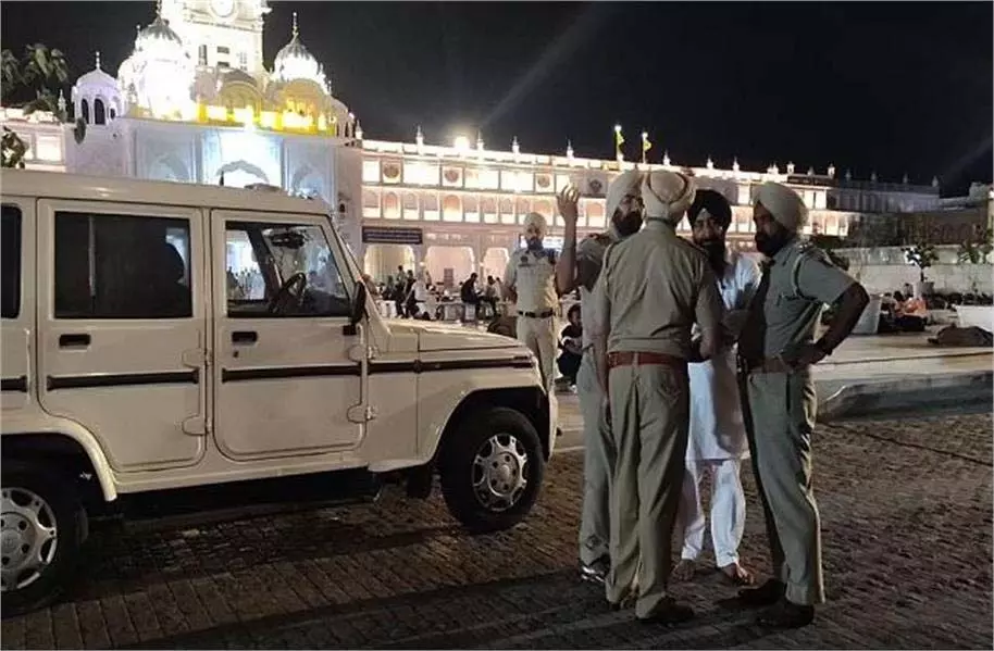 Amritsar: सचखंड श्री दरबार साहिब के बाहर बड़ी घटना,हड़कंप Amritsar: सचखंड श्री दरबार साहिब के बाहर बड़ी घटना,हड़कंप