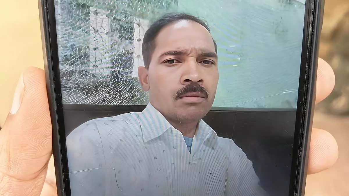 Indore: मज़दूर ने बकाया वेतन न मिलने पर 40 वर्षीय ठेकेदार की ईंट से हत्या कर दी Indore: मज़दूर ने बकाया वेतन न मिलने पर 40 वर्षीय ठेकेदार की ईंट से हत्या कर दी