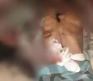 आंगन में पड़ी मिली लाश, गला रेतकर हत्या करने की आशंका आंगन में पड़ी मिली लाश, गला रेतकर हत्या करने की आशंका