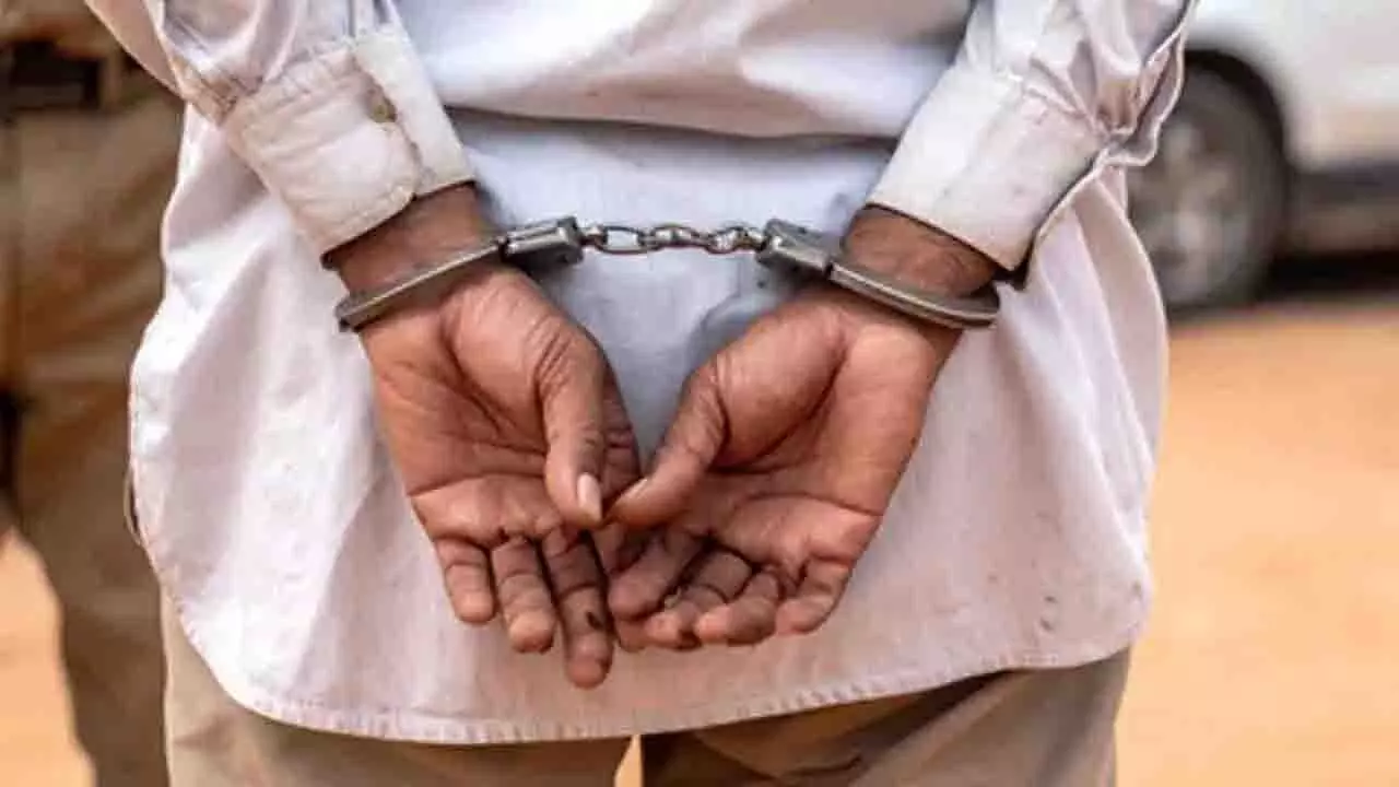 Karnataka: मस्जिद परिसर में छह साल की बच्ची से बलात्कार, आरोपी गिरफ्तार Karnataka: मस्जिद परिसर में छह साल की बच्ची से बलात्कार, आरोपी गिरफ्तार