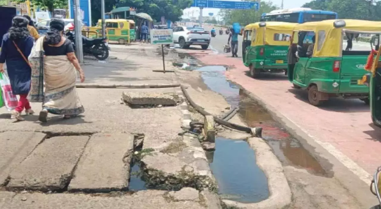 भुवनेश्वर के AG स्क्वायर-राजमहल चौक मार्ग पर बदबूदार नाले का पानी,लोग कार्रवाई की मांग कर रहे भुवनेश्वर के AG स्क्वायर-राजमहल चौक मार्ग पर बदबूदार नाले का पानी,लोग कार्रवाई की मांग कर रहे