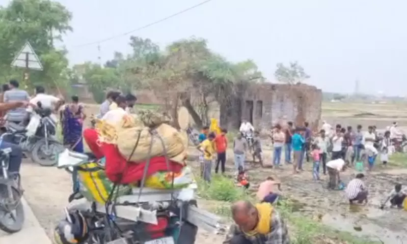 Amethi: तेल से भरा टैंकर खेत में पलटा, ग्रामीणों में लूट की भगदड़ Amethi: तेल से भरा टैंकर खेत में पलटा, ग्रामीणों में लूट की भगदड़