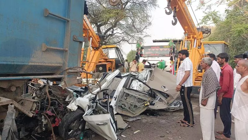 Mahendragarh गांव में कार और ट्रक के बीच टक्कर में 4 युवकों की मौत Mahendragarh गांव में कार और ट्रक के बीच टक्कर में 4 युवकों की मौत