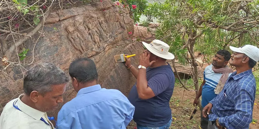 Badami : पहाड़ी की दीवार पर पार्श्वनाथ की मूर्ति मिली Badami : पहाड़ी की दीवार पर पार्श्वनाथ की मूर्ति मिली