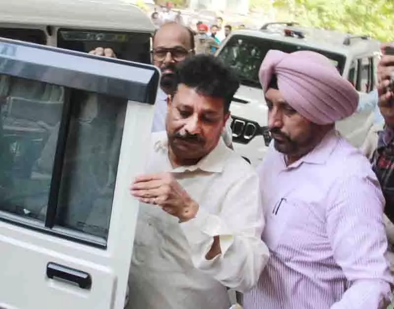 भ्रष्टाचार मामले में आप MLA Raman Arora को 14 दिन की न्यायिक हिरासत में भेजा गया भ्रष्टाचार मामले में आप MLA Raman Arora को 14 दिन की न्यायिक हिरासत में भेजा गया