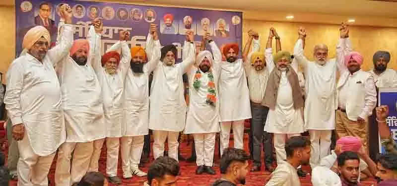 कांग्रेस में फिर दरार उभरी, पार्टी ने Phillaur MLA का निलंबन वापस लिया कांग्रेस में फिर दरार उभरी, पार्टी ने Phillaur MLA का निलंबन वापस लिया