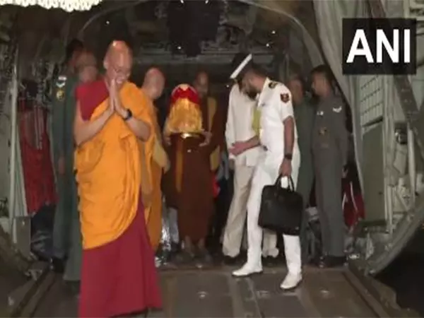 भगवान बुद्ध के पवित्र अवशेष वियतनाम में एक महीने तक चले प्रदर्शनी दौरे के बाद India लौटे भगवान बुद्ध के पवित्र अवशेष वियतनाम में एक महीने तक चले प्रदर्शनी दौरे के बाद India लौटे