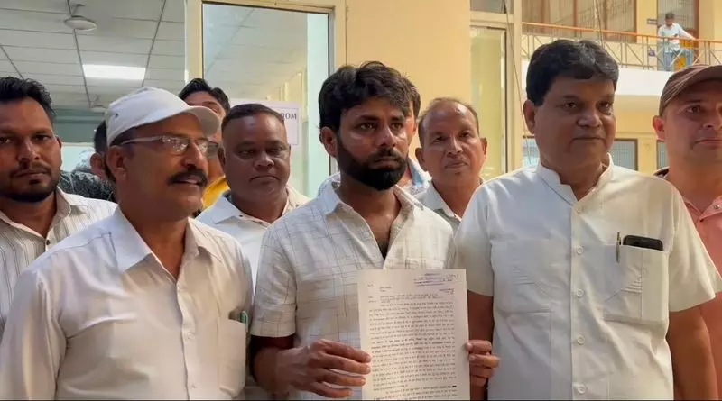 Haryana : जिला परिषद सदस्य ने उपाध्यक्ष पर जातिसूचक गाली देने का आरोप लगाया Haryana : जिला परिषद सदस्य ने उपाध्यक्ष पर जातिसूचक गाली देने का आरोप लगाया