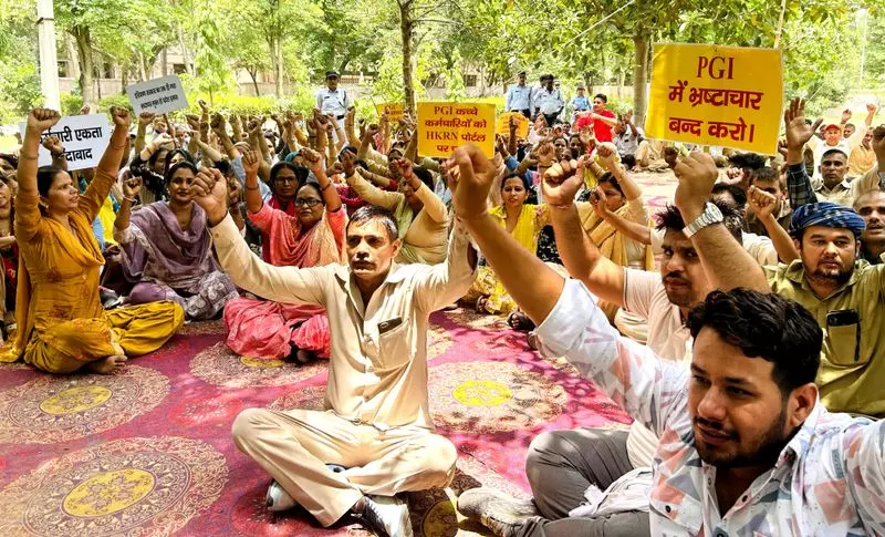 Rohtak स्वास्थ्य विश्वविद्यालय में आउटसोर्स कर्मचारियों ने अनिश्चितकालीन हड़ताल शुरू Rohtak स्वास्थ्य विश्वविद्यालय में आउटसोर्स कर्मचारियों ने अनिश्चितकालीन हड़ताल शुरू