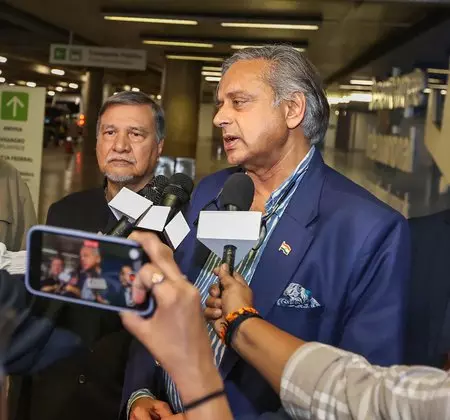 गलत सूचना प्रसारित हो रही है, वाशिंगटन में बहुत काम किया जाना है: Shashi Tharoor गलत सूचना प्रसारित हो रही है, वाशिंगटन में बहुत काम किया जाना है: Shashi Tharoor