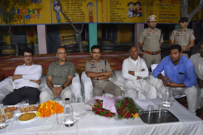 Karnal के अधिकारियों ने रात्रि विश्राम कार्यक्रम के दौरान ग्रामीणों से संपर्क किया Karnal के अधिकारियों ने रात्रि विश्राम कार्यक्रम के दौरान ग्रामीणों से संपर्क किया