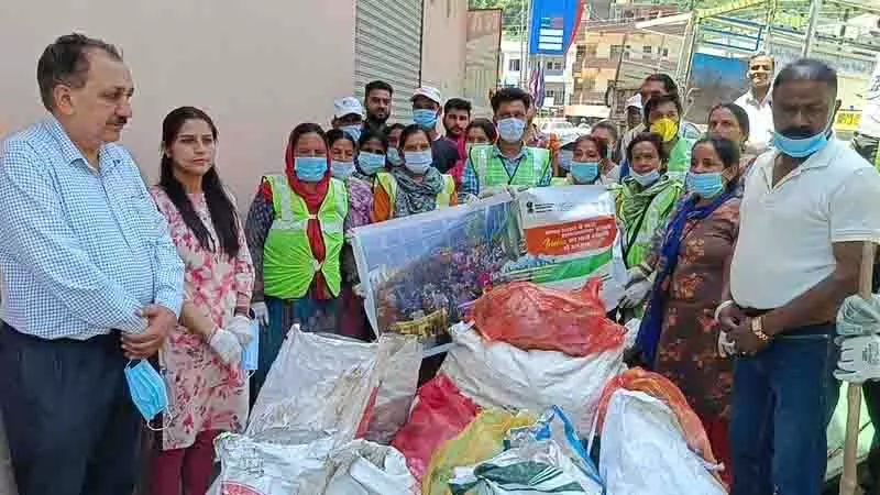 Sultanpur वार्ड में स्वच्छता अभियान चलाया गया Sultanpur वार्ड में स्वच्छता अभियान चलाया गया