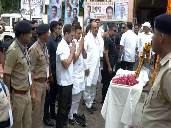 राहुल गांधी Bhopal पहुंचे, राज्य पार्टी कार्यालय में इंदिरा गांधी को पुष्पांजलि अर्पित की राहुल गांधी Bhopal पहुंचे, राज्य पार्टी कार्यालय में इंदिरा गांधी को पुष्पांजलि अर्पित की